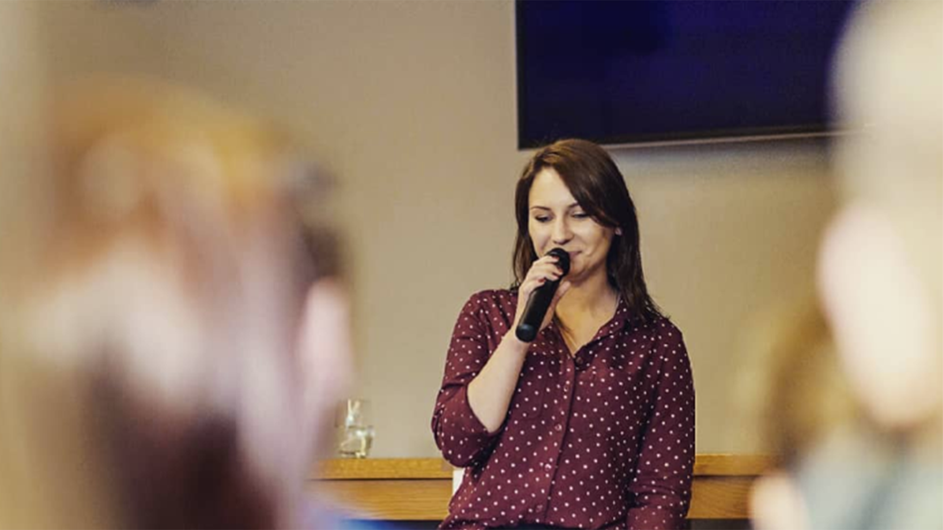 Joanna Rudziewicz podczas wystąpienia z mikrofonem